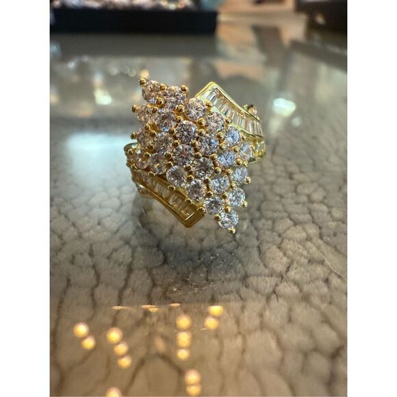 Beautiful gold cluster ring sz 8 - Picture 1 of 6